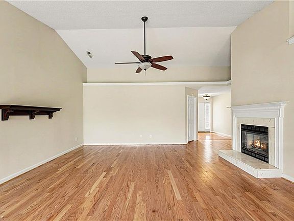 3rd image of 19 Mansfield Cir