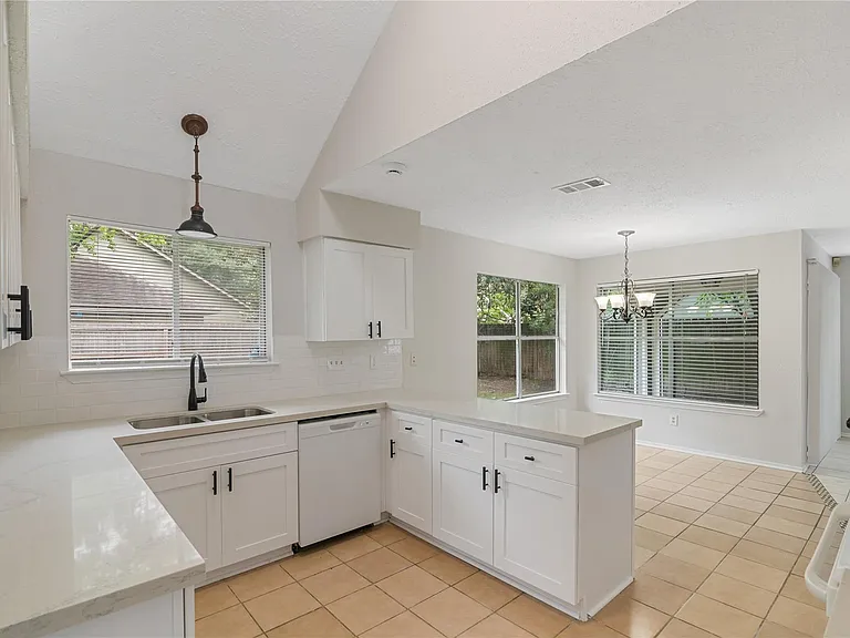 4807 Shadowdale Dr — Photo 6