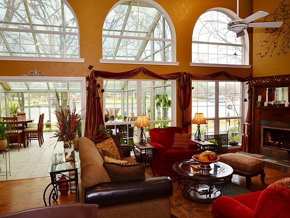 2nd LIVING-HIGH CEILINGS