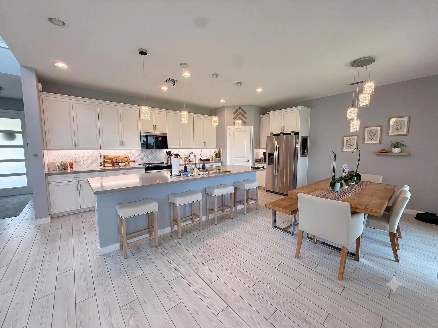 3 bed, 2.5 bath, 2317 sqft, $4,100 — Photo 2