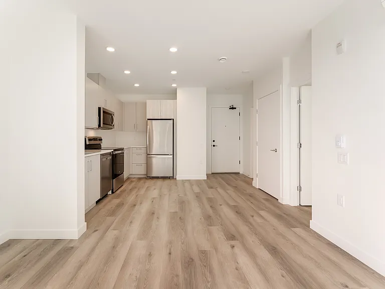 2762 Lonsdale Ave — Photo 46