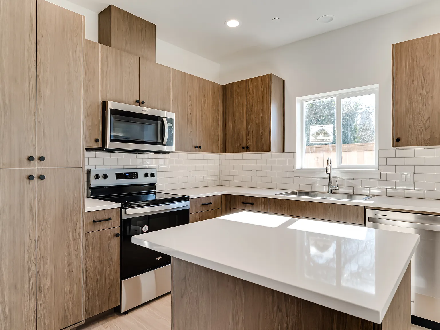 1 bed, 1.5 bath, 940 sqft, $1,649 — Photo 3
