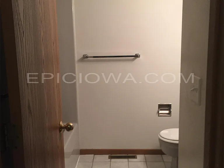Upper Level Full Bathroom
