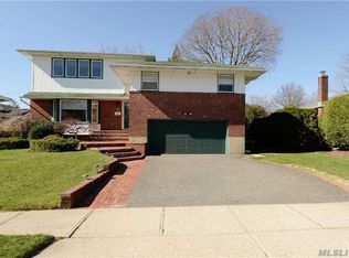 13 Vista Rd, Plainview, NY 11803