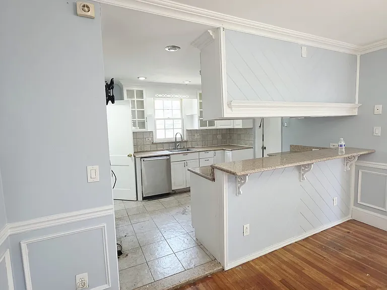 569 W 7th Ave #1A — Photo 3