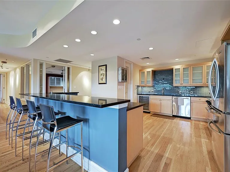 901 W 9th St #406 — Photo 10