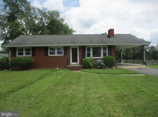 904 Cresthill Rd, Fredericksburg, VA 22405