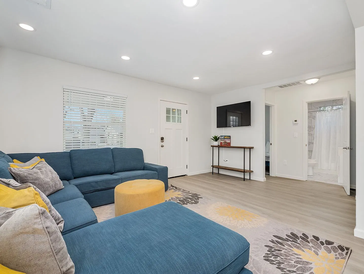 Desirable home on quiet tree lined street, centrally located — Photo 3