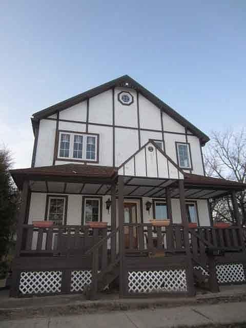 2 unit house, rental is lower unit
