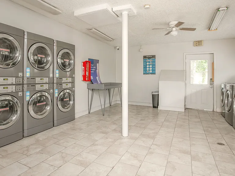 Oasis Club Apartments — Photo 8