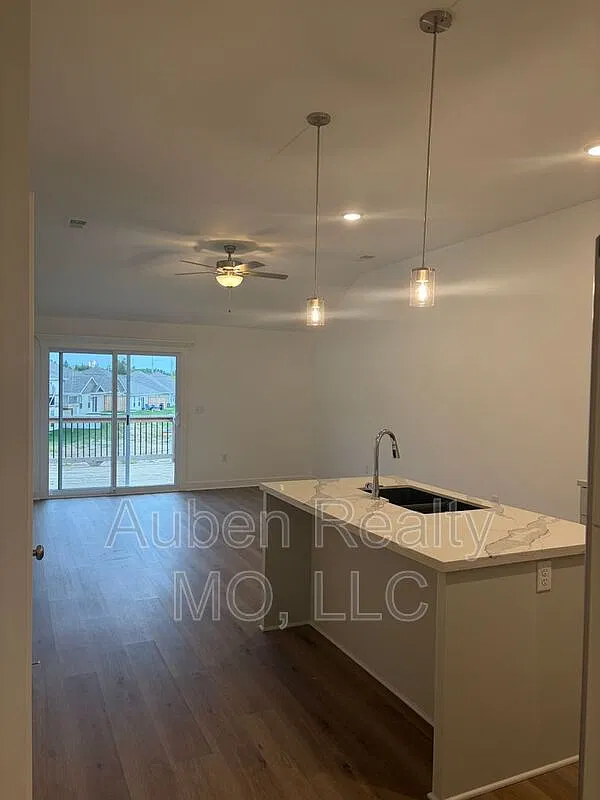 3 bed, 2.0 bath, 1243 sqft, $2,395 — Photo 3
