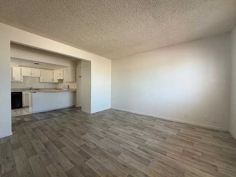 3205 E Earll Dr — Photo 5