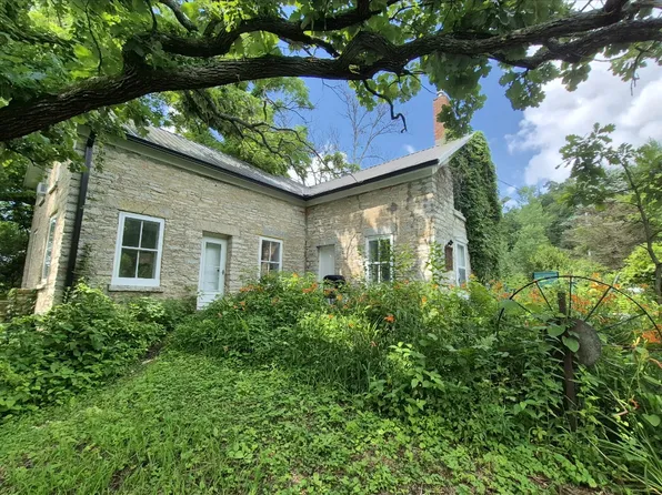 3342 Chimney Rock Rd, Decorah, IA 52101