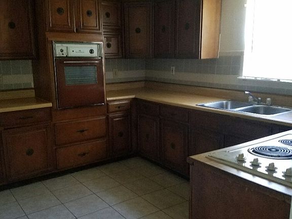 3rd image of 118 S 8th St