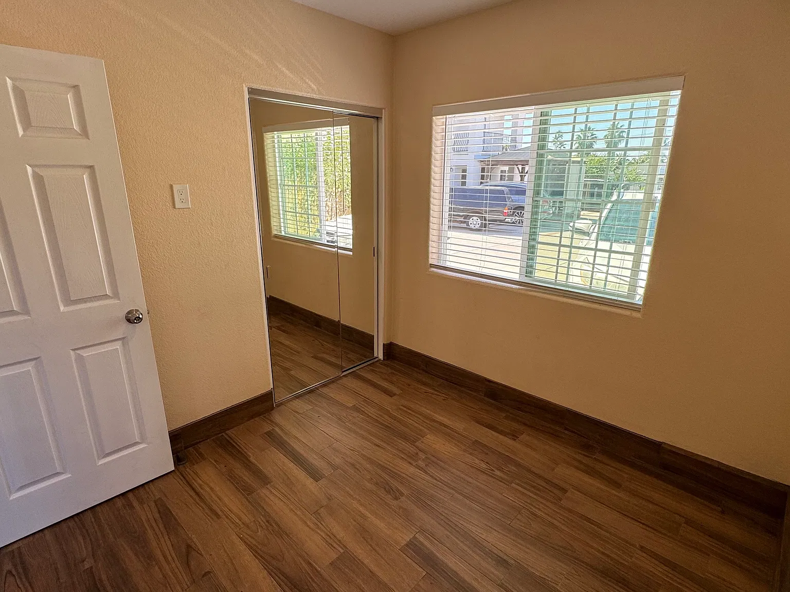 2 bed, 400 sqft, $2,500 — Photo 3