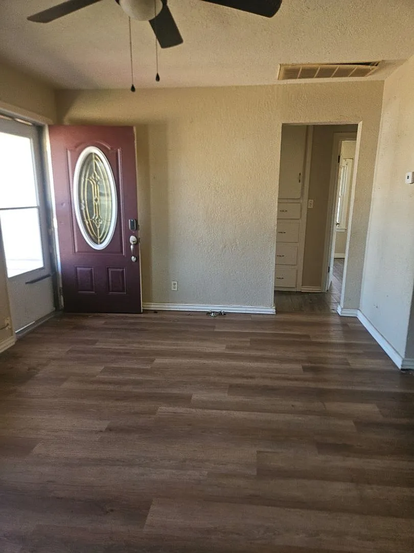 3 bed, 1.0 bath, 900 sqft, $975 — Photo 1