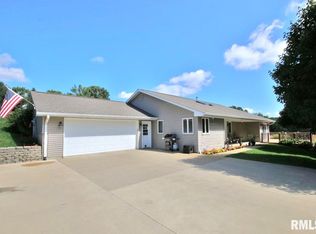 17972 Red Shale Hill Rd, Pekin, IL 61554