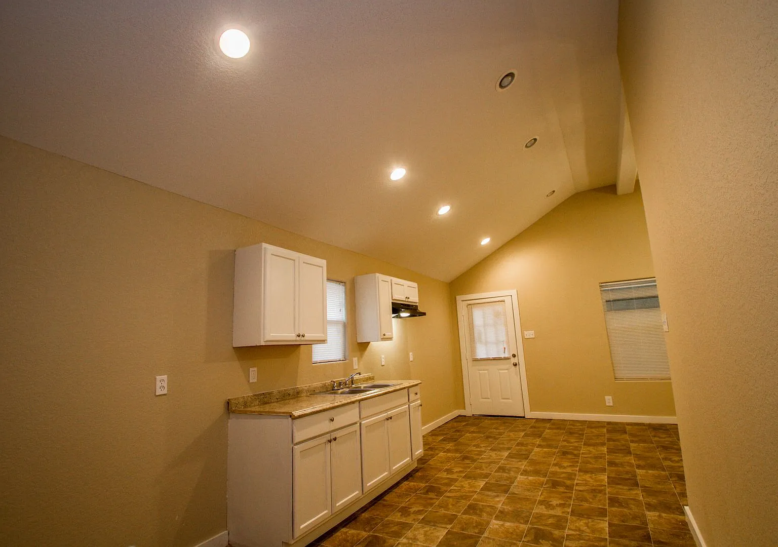 526 Cooper — Photo 3
