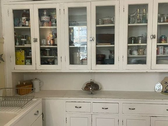 3rd image of 1461 W Summerdale Ave APT 2A