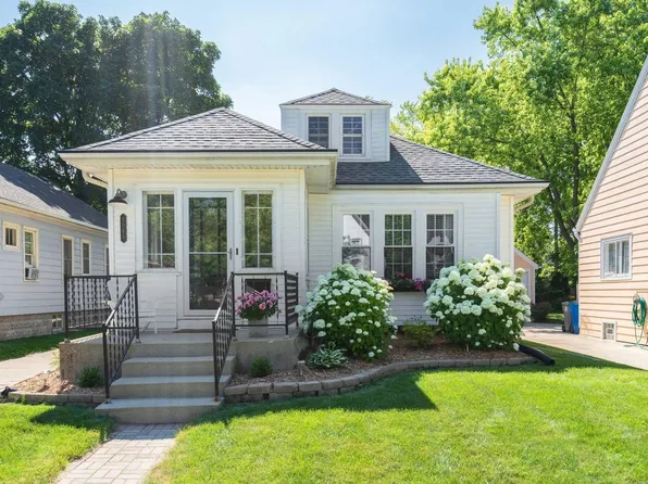5065 N Berkeley Blvd, Whitefish Bay, WI 53217