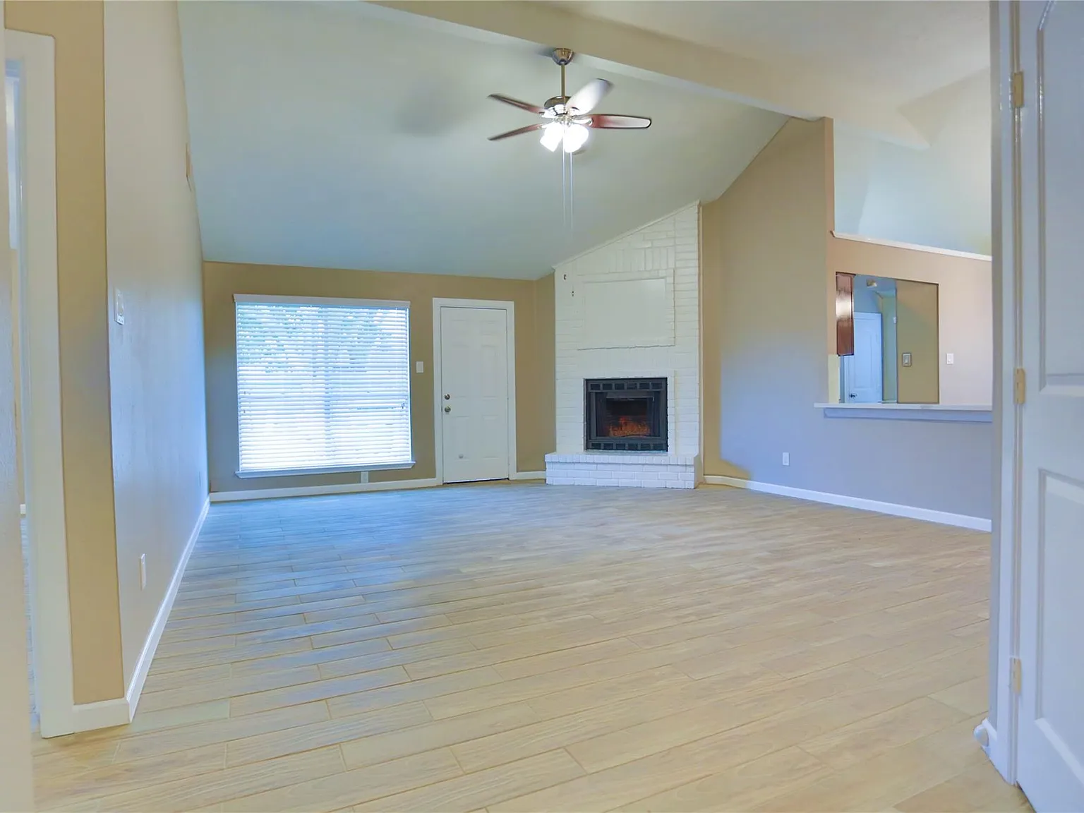 3 bed, 2.0 bath, 1392 sqft, $1,998 — Photo 4
