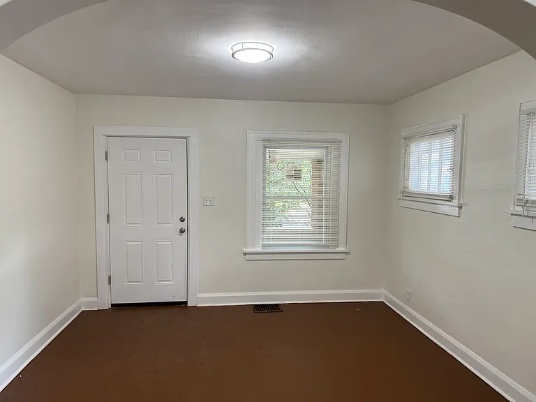 929 N Chester Ave — Photo 6