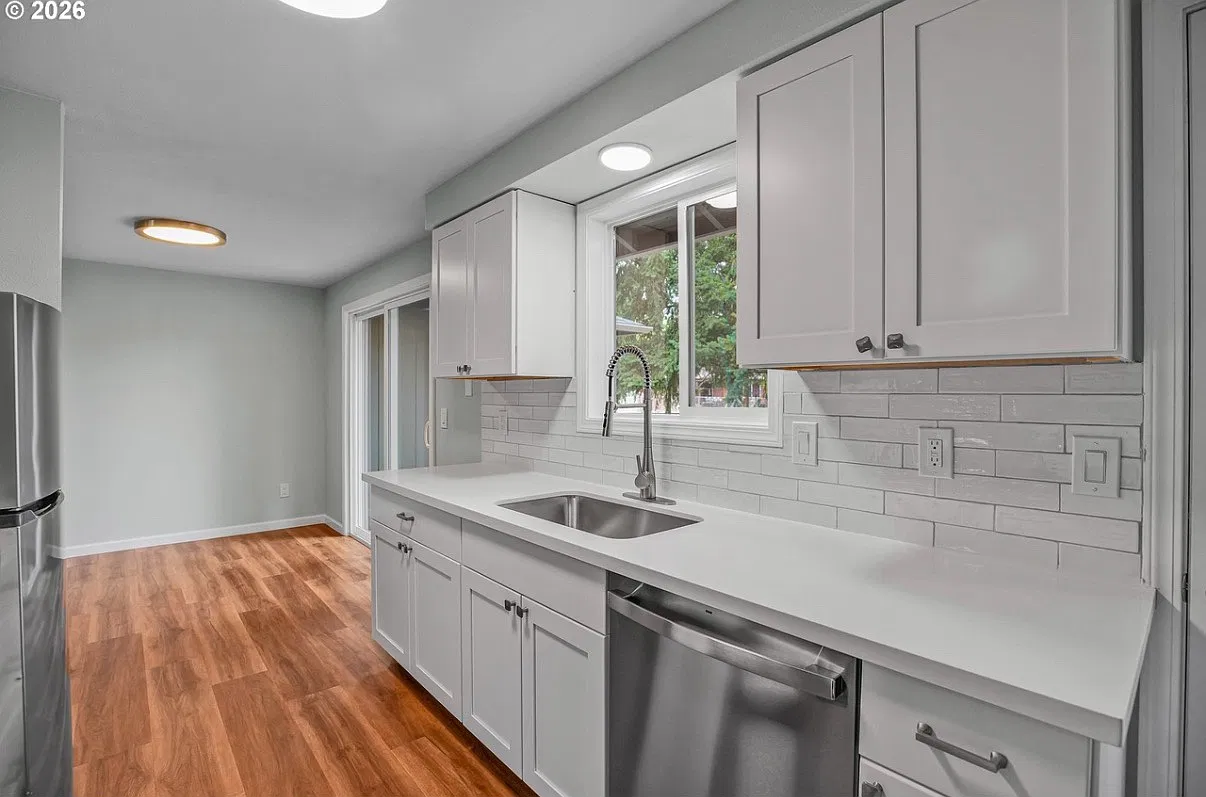 3 bed, 972 sqft, $2,050 — Photo 2