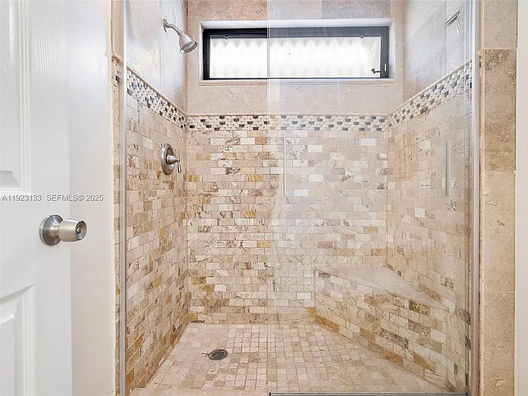 515 NE 38th St #10 — Photo 50