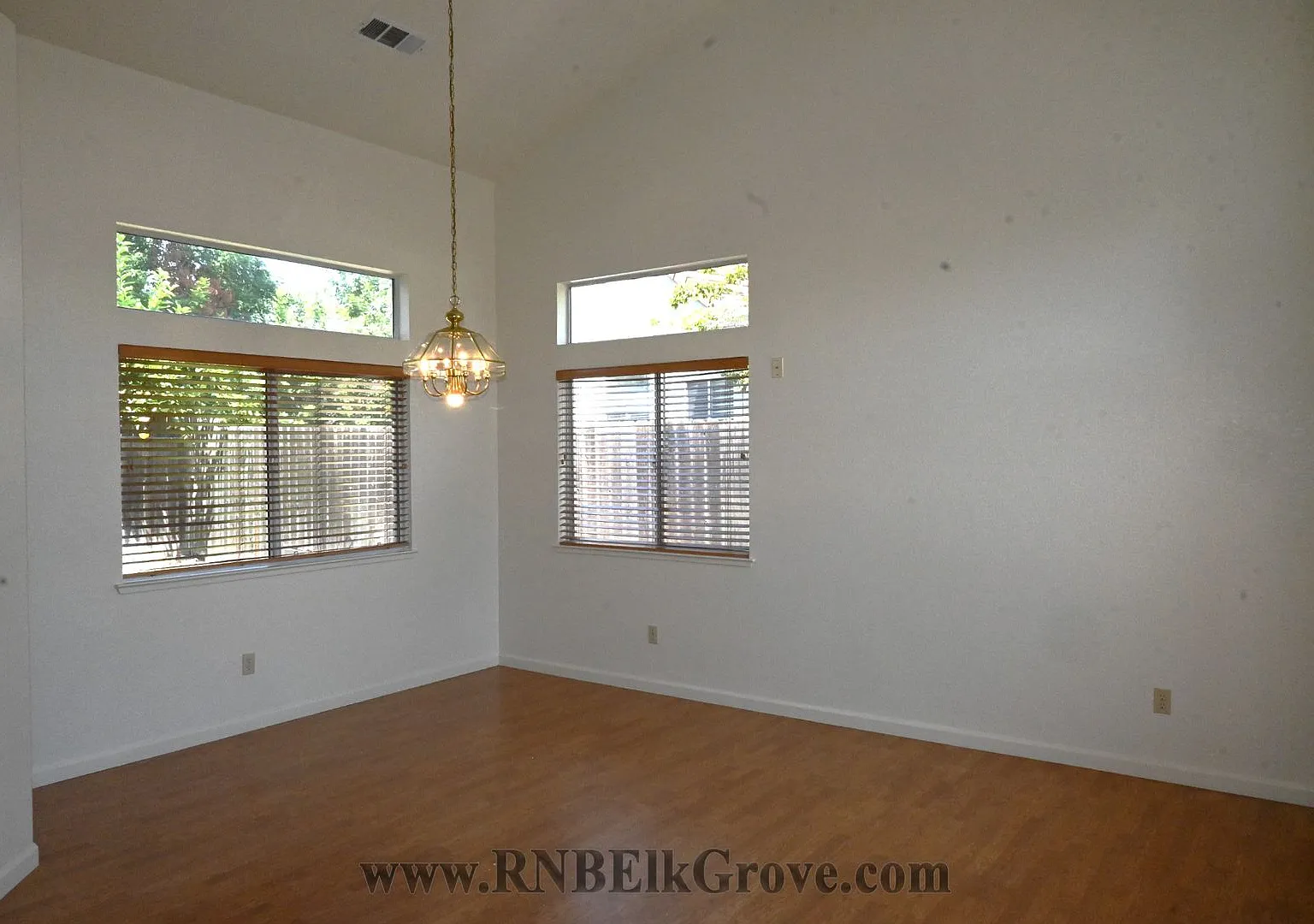 Home in Elk Grove! 3 Bed, 2.5 Bath — Photo 3