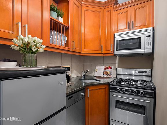 5th image of 32 Gramercy Park S APT 10K