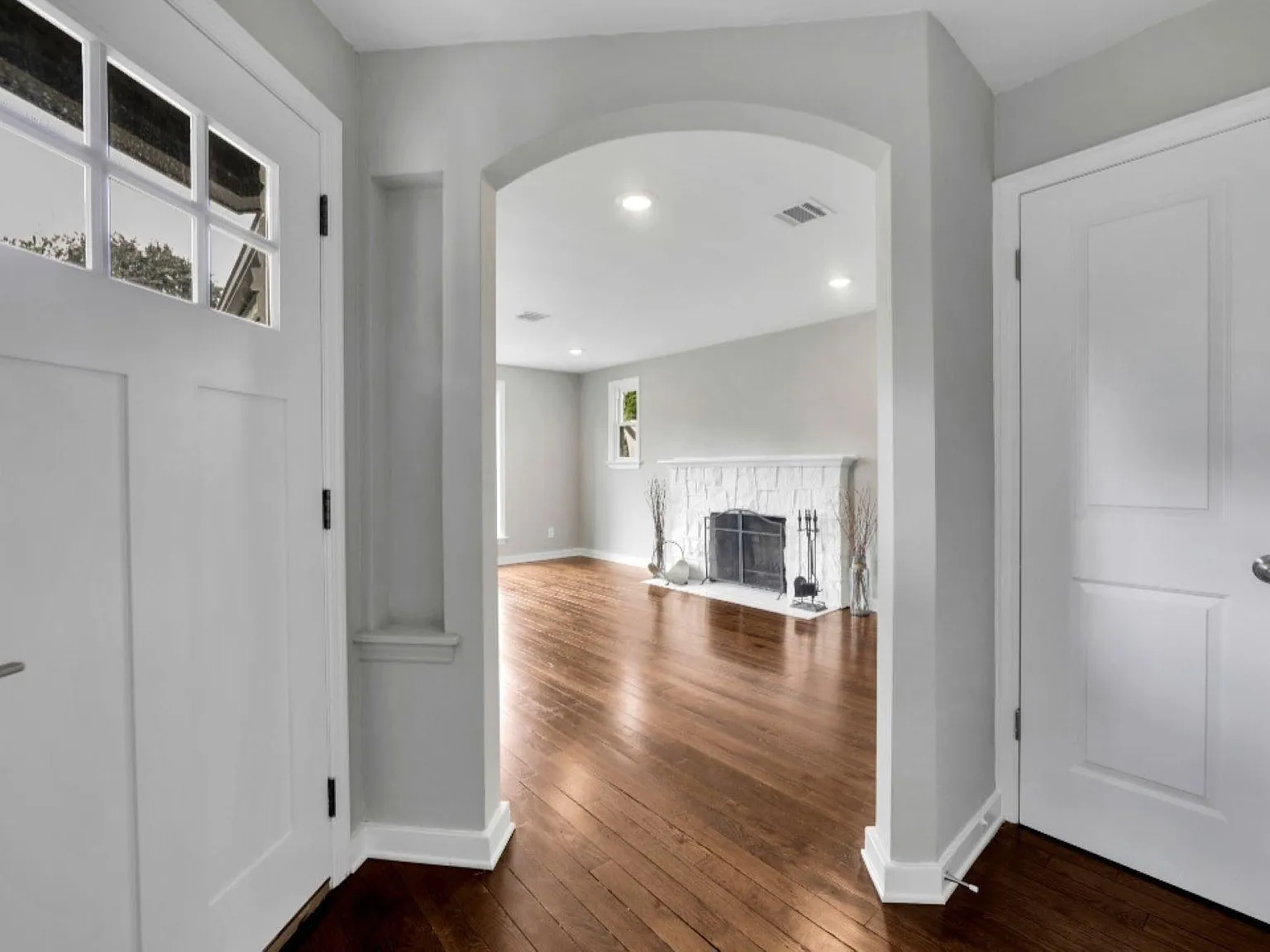 3 bed, 1200 sqft, $4,200 — Photo 2