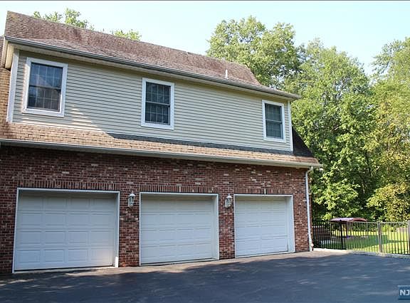 3+ CAR GARAGE W/DOOR THAT LEADS TO BASEMENT.