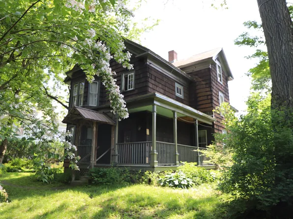 27 Westminster Terrace, Rockingham, VT 05101