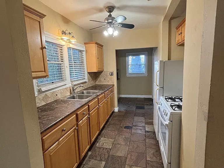 Full kitchen.