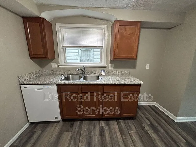 144 Niagara Ave — Photo 11
