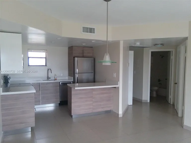 8290 Lake Dr #510 — Photo 2