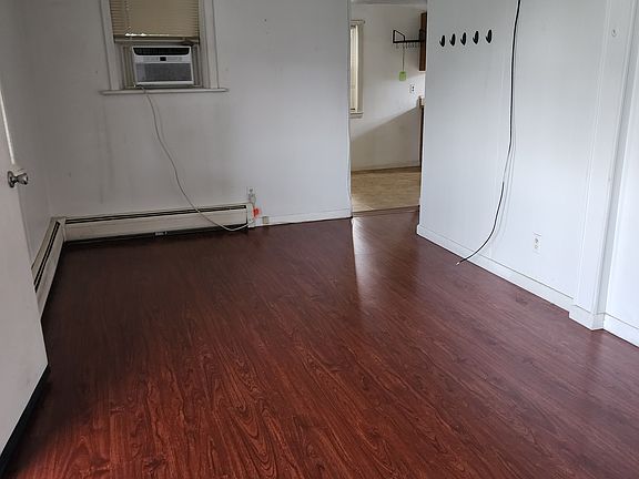 3rd image of 214 Ross Ave