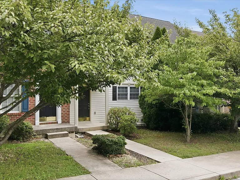 32 Mabel Ln — Photo 2