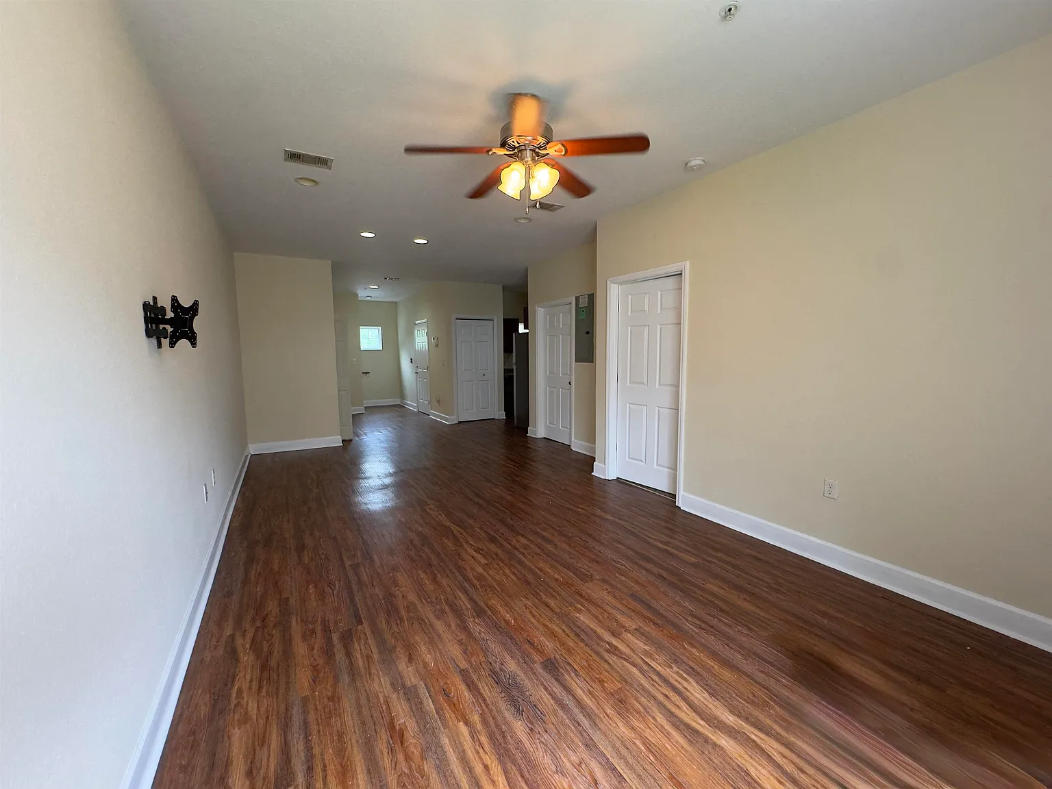 4 bed, 5190 sqft, $1,800 — Photo 3