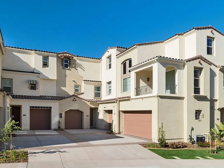 Costa Pointe Luxury 3-4 Bedroom Townhomes — Photo 34