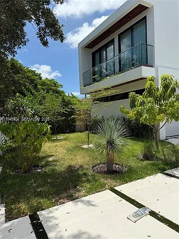 50 NE 49th St — Photo 31