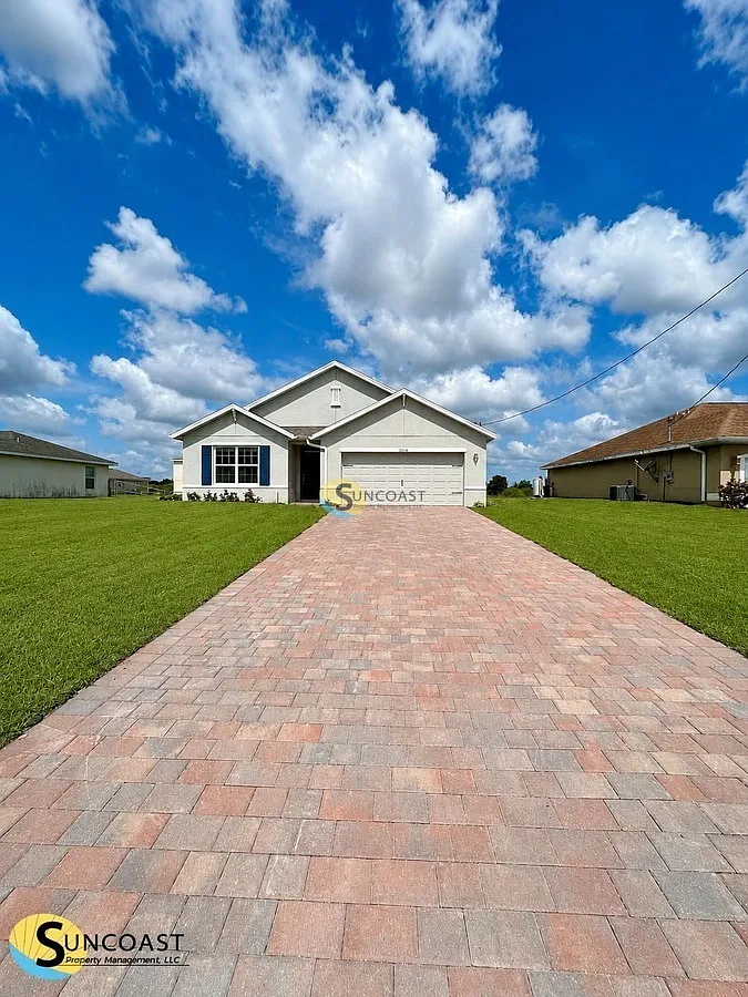 Spacious 4BR Home with Washer & Dryer in Cape Coral — Photo 1