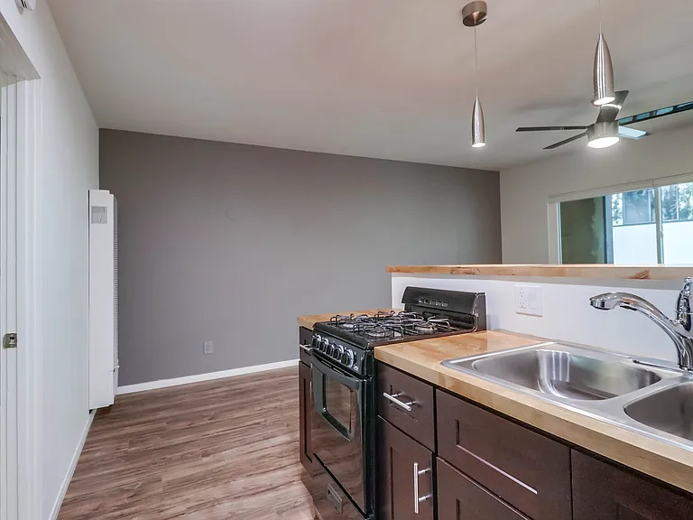 1024 Turquoise St #L — Photo 11
