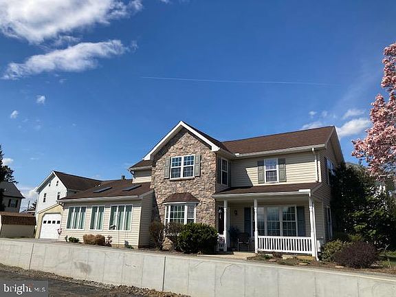 3rd image of 8 & 10 N Kinzer Rd
