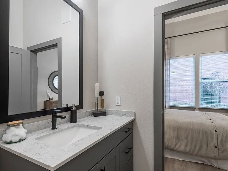 Grayson Heights Apartment Bathroom