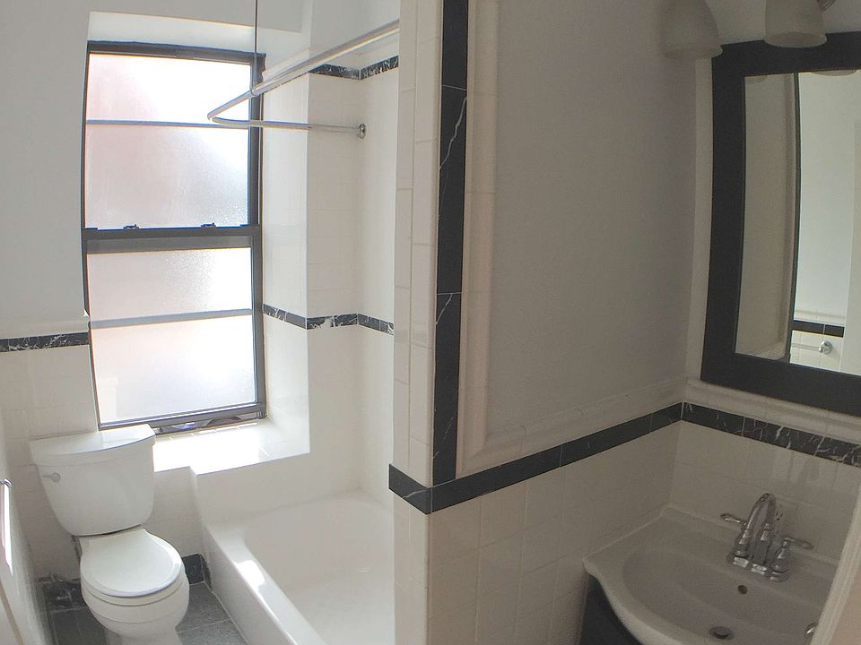 2nd image of 921 Washington Ave APT 1L