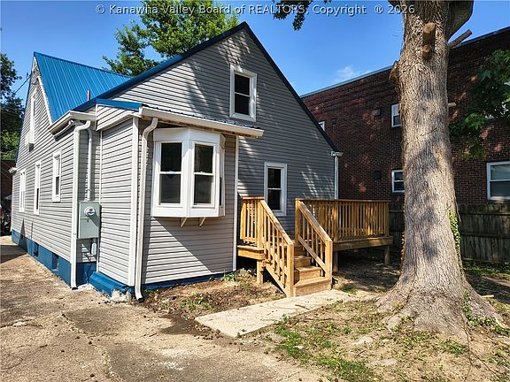4th image of 2925 Noyes Ave