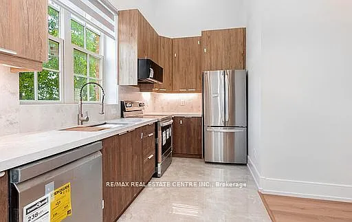 271 Queen St S #204 — Photo 12