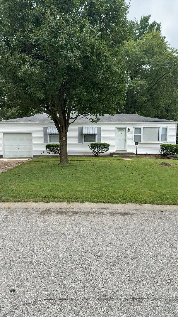 618 Scenic Drive St. Louis, MO 63137 — Photo 1