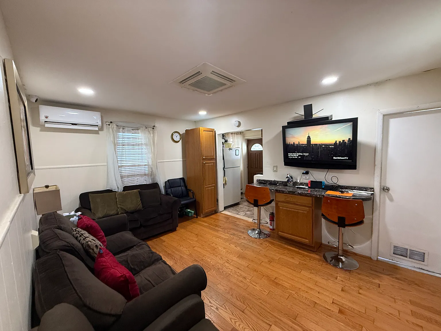 3 bed, 660 sqft, $3,500 — Photo 2